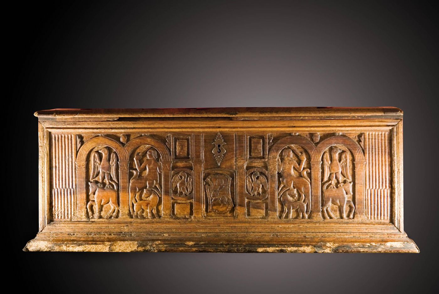 "DIE TRUHE VON DANTE" - GROßE FEUDALE TRUHE AUS EINEM SCHLOSS DES SPÄTEN 13. JAHRHUNDERTS - MEISTERWERK FÜR EIN INTERNATIONALES MUSEUM